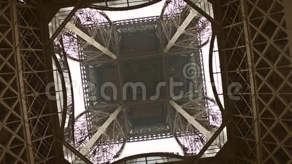 埃菲尔铁塔从下面看中心4K轮转视频视频的预览图