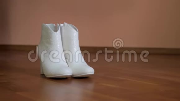女人的白色结婚鞋视频的预览图