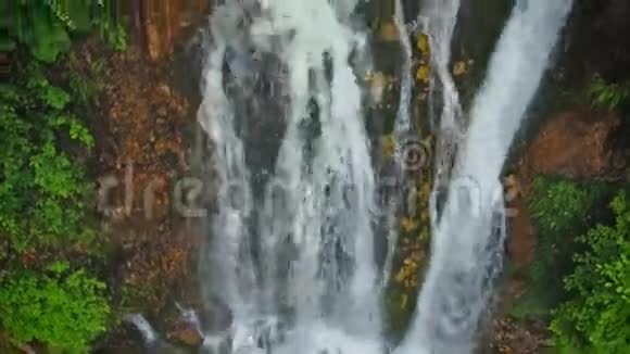 高山瀑布视频的预览图