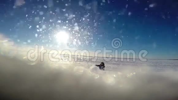 极地沙漠上的小极地探险家悄悄地来到镜头前视频的预览图