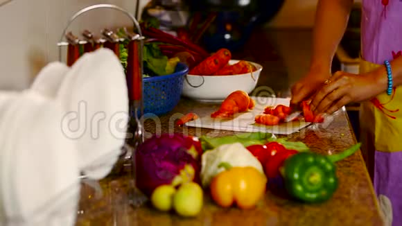 年轻女子在厨房切蔬菜视频的预览图