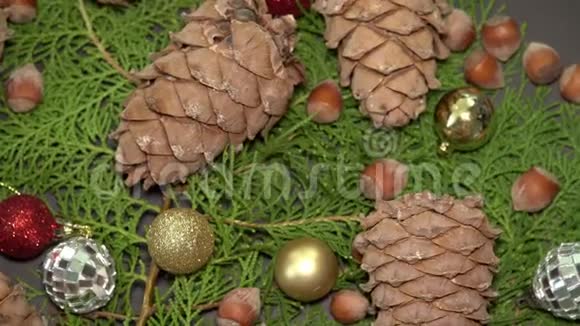 枞树枝上的皮涅斯和鲍伯尔斯旋转圣诞节背景视频的预览图