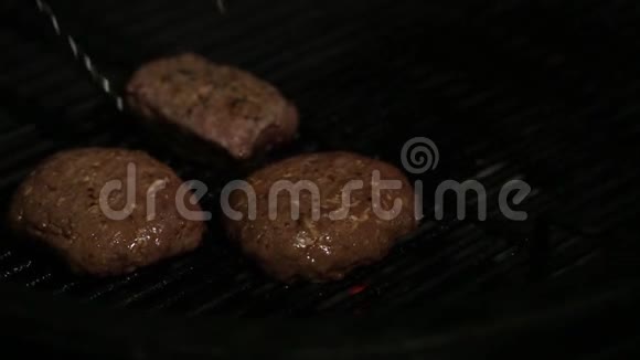 汉堡烹饪食品肉类烧烤烧烤汉堡包汉堡烧烤牛肉视频的预览图