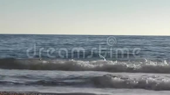美丽的海浪侏罗纪时期的海岸视频的预览图