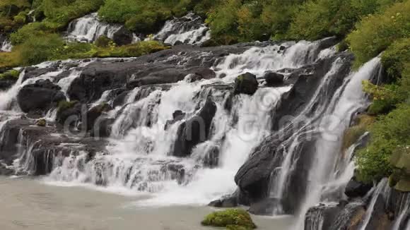 冰岛Hraunfossar瀑布景观视频的预览图