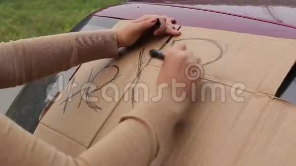 女人在纸板上写记号笔视频的预览图