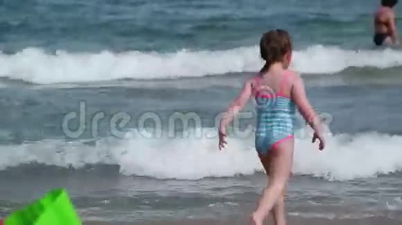 冲浪的女孩视频的预览图