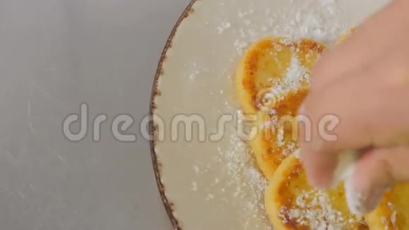 厨师在奶酪薄饼上用糖粉和薄荷装饰视频的预览图