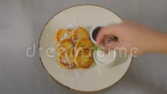 把薄荷片放在芝士薄饼上盘子里放糖粉视频的预览图