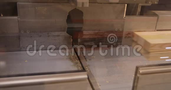 现代机床切割木梁工业内部家具工厂家具生产特写视频的预览图