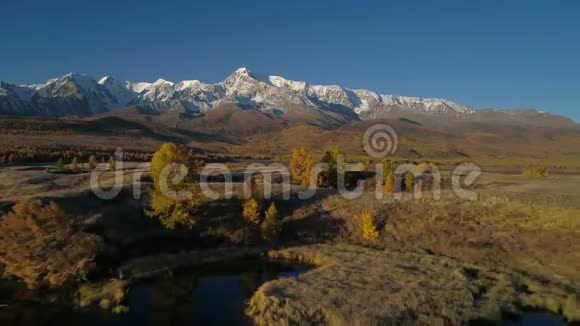 空中飞行飞过群山附近美丽的湖泊全景秋天视频的预览图