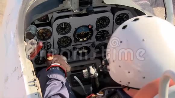 飞行员在飞机客舱录像视频的预览图