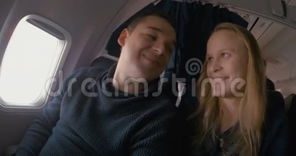 年轻的情侣在飞机上视频的预览图