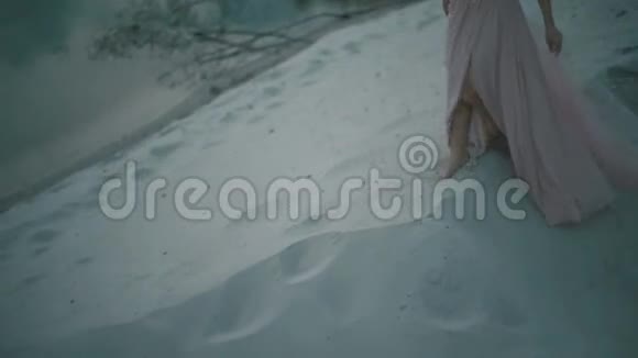 年轻的幻想女孩在湖岸的沙丘上行走相当无辜的仙女的魔法动作视频的预览图