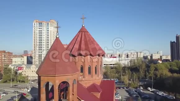 城市教堂的俯视图录像城市住宅附近的现代教堂视频的预览图