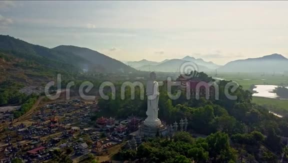 佛像对山的高空观景视频的预览图