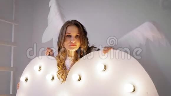 一个穿着白色衣服有天使翅膀的女孩的肖像视频的预览图