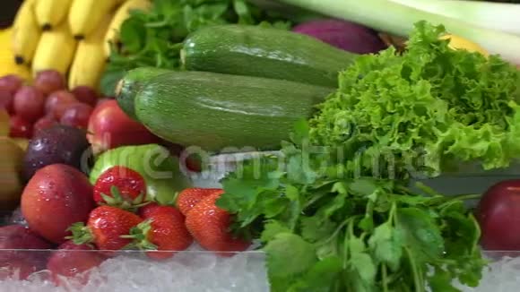 背景多汁和新鲜的草药水果和蔬菜视频的预览图