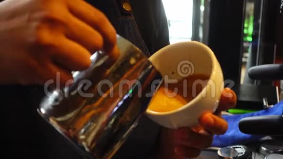 咖啡师把牛奶倒在咖啡上视频的预览图