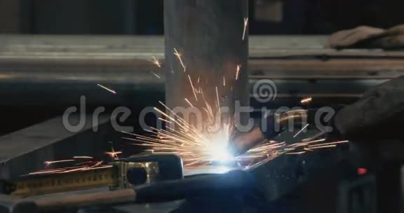 焊工焊接金属零件视频的预览图