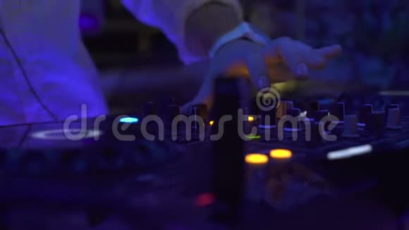 在夜总会聚会的舞蹈活动中Dj在音响控制台播放音乐迪斯科舞厅DJ调音台和音乐控制台视频的预览图