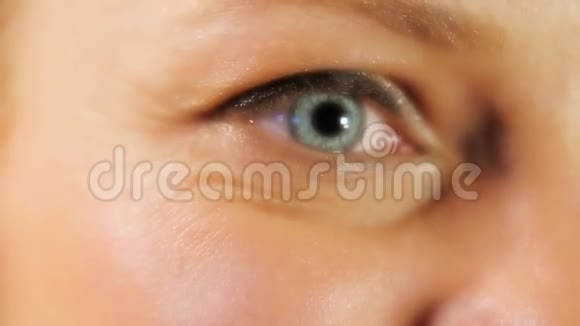 合上漂亮的蓝眼睛的女人工作室视频的预览图