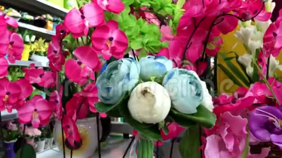 商场内人工花束装饰亚洲的花卉商店视频的预览图