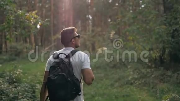 积极健康的人带着太阳镜在美丽的森林里徒步旅行体育活动和健康概念视频的预览图