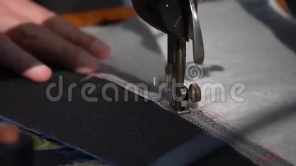 裁缝在缝纫机上缝两块布的照片视频的预览图