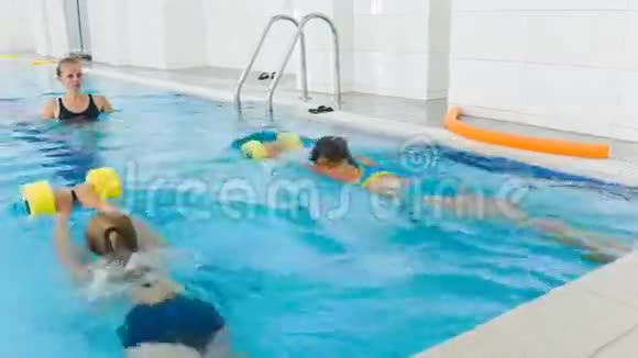 老师和孩子在游泳池里做运动教练教女孩子游泳视频的预览图