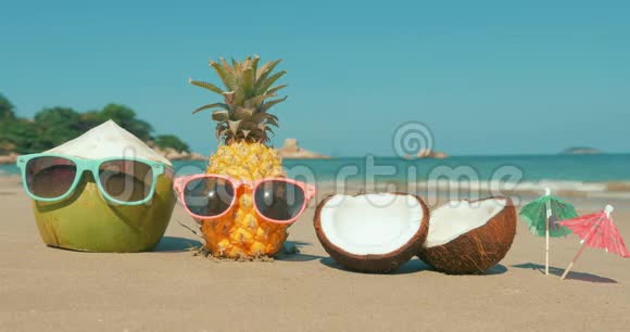 热带异国海岸热带海滩上菠萝在炎热的夏季太阳下太阳眼镜上的水果特写镜头视频的预览图