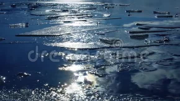 水上漂过的冰片视频的预览图