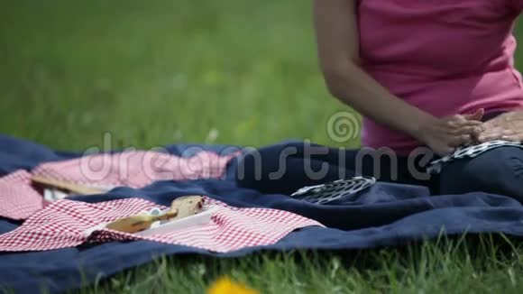 女人在毯子上准备餐巾纸和餐盘视频的预览图