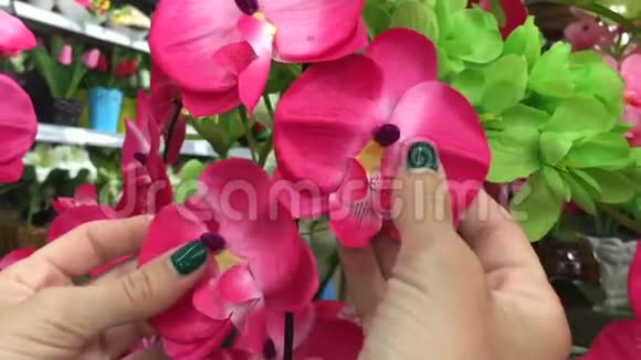 商场内人工花束装饰亚洲的花卉商店视频的预览图