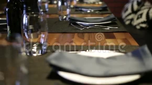 提供晚餐的餐厅餐桌上的眼镜叉子刀盘子视频的预览图