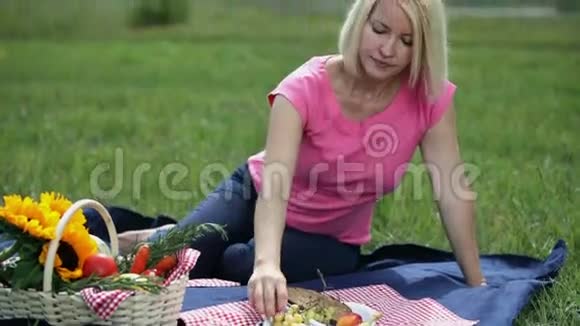 在大自然野餐时采浆果的女性视频的预览图