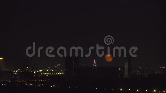 橙色满月升起在莫斯科天际线之上视频的预览图