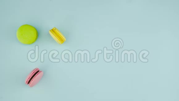 意大利马克龙或意大利马卡龙在粉蓝色表面与浓缩咖啡在白色杯子视频的预览图