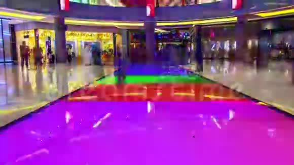 4K时间推移迪拜购物中心液晶LED舞池步行人场景2视频的预览图