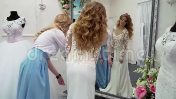 女朋友在精品店挑选婚纱视频的预览图