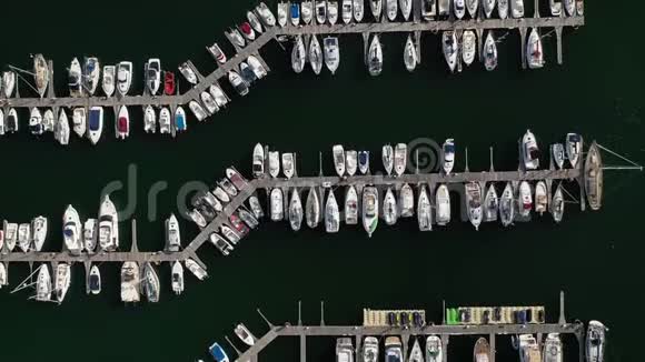 海港泊位的白色游艇无人驾驶飞机的鸟瞰图视频的预览图