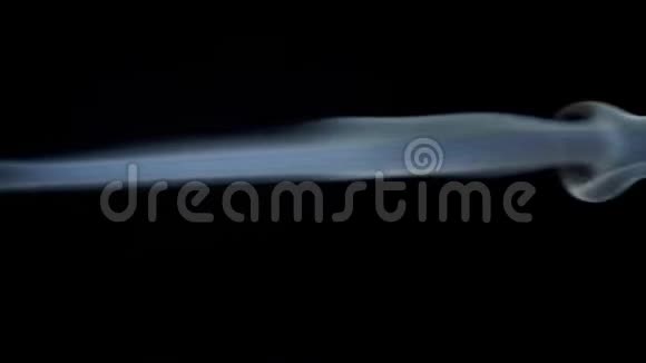 白色蓝色烟波在黑色背景上缓慢移动视频的预览图