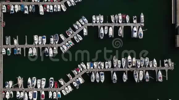 海港泊位的白色游艇无人驾驶飞机的鸟瞰图视频的预览图
