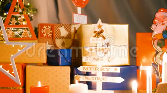 圣诞装饰蜡烛和带有花环的松树视频的预览图