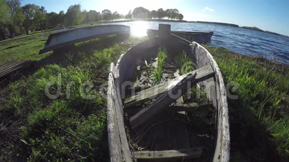 湖岸的船4K视频的预览图