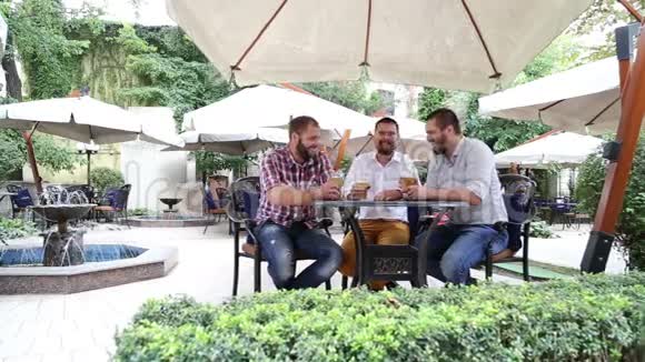 三个男人在咖啡馆喝淡啤酒视频的预览图