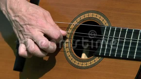 演奏吉他的人视频的预览图