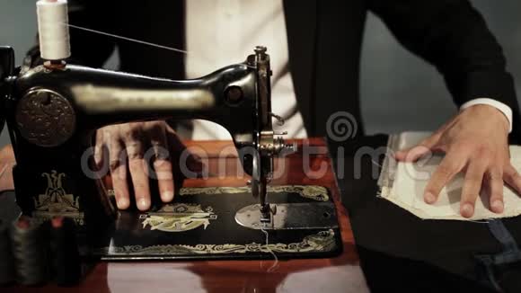 裁缝用缝纫机缝两块布的慢镜头视频的预览图