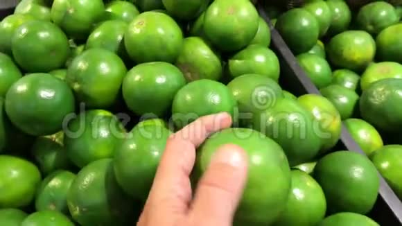男子手在农民超市选择绿色有机曼达林视频的预览图