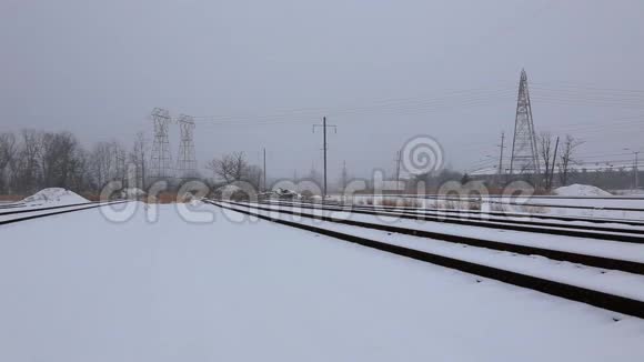 积雪覆盖铁路道口视频的预览图